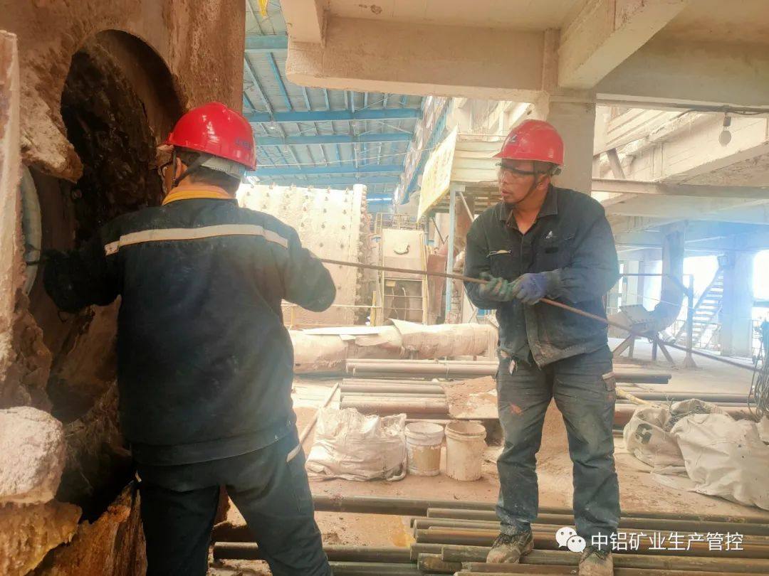 中铝矿业生产管控中心氧化铝自主作业部圆满完成配料1#棒磨机抽棒任务