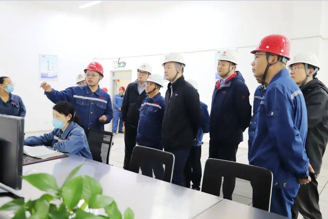 天山铝业集团曾超林董事长到南疆碳素检查指导工作