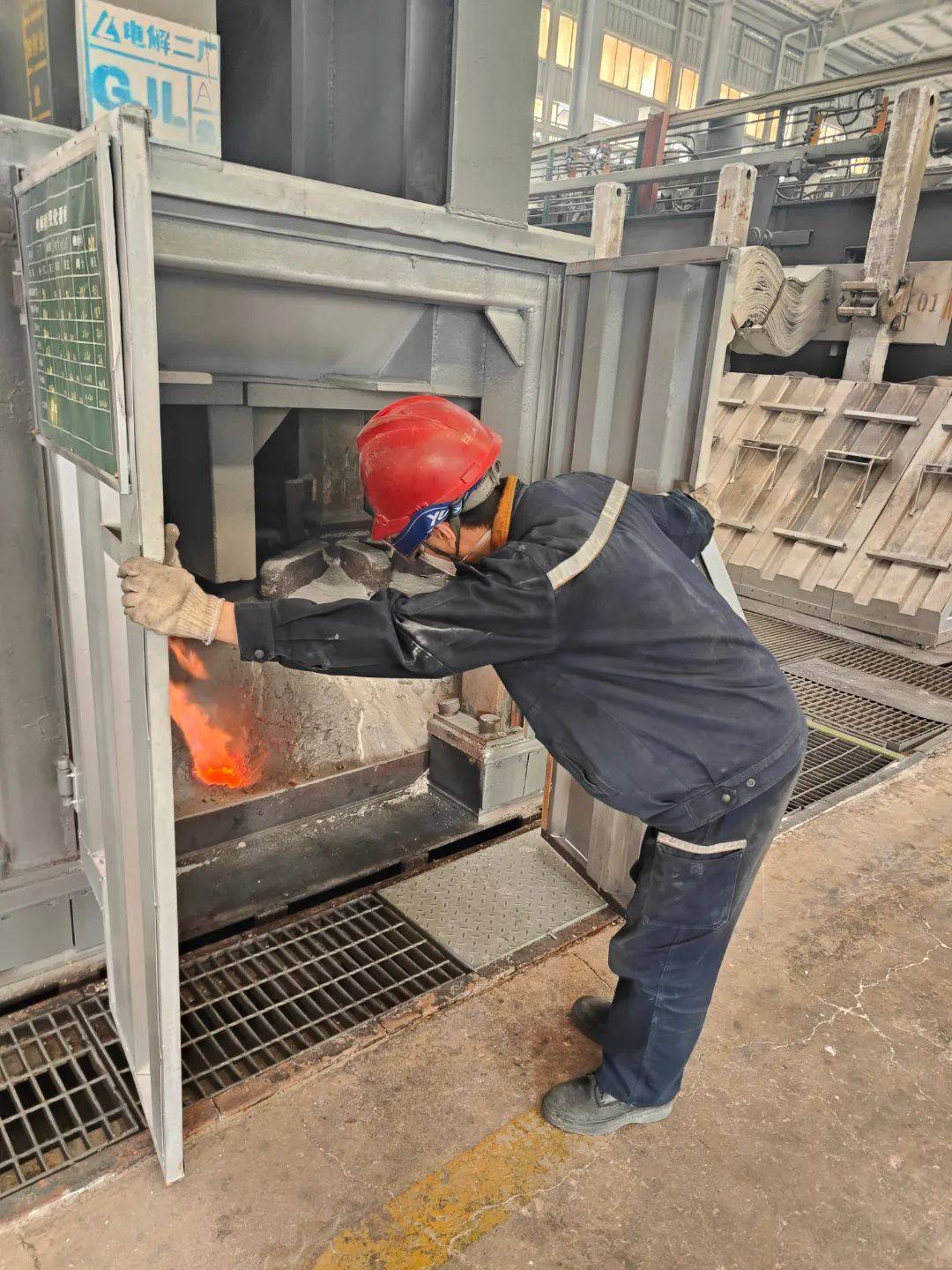 包头铝业电解二厂稳定精铝质量   齐心协力建华三