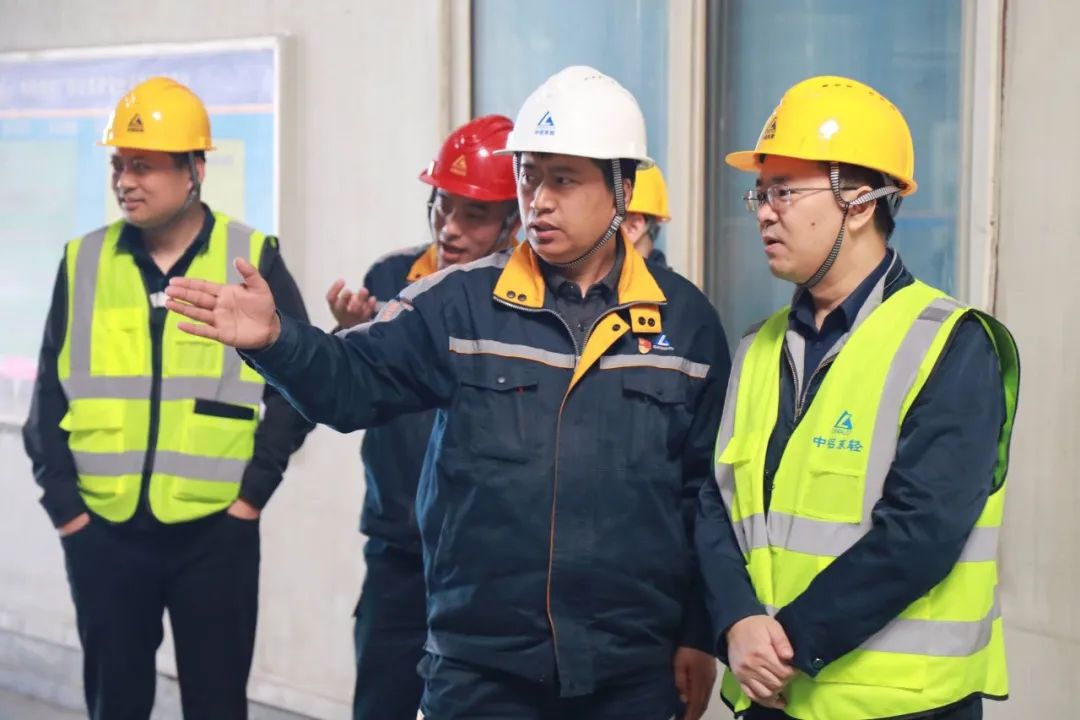 西南铝业集团副总经理潘祯一行到东轻交流访问