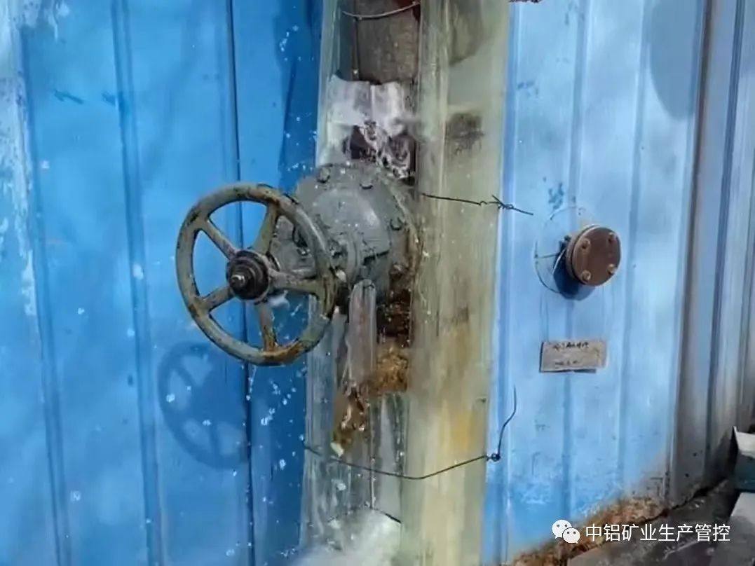 中铝矿业生产管控中心热机工序职工自主抢修电动补水阀门