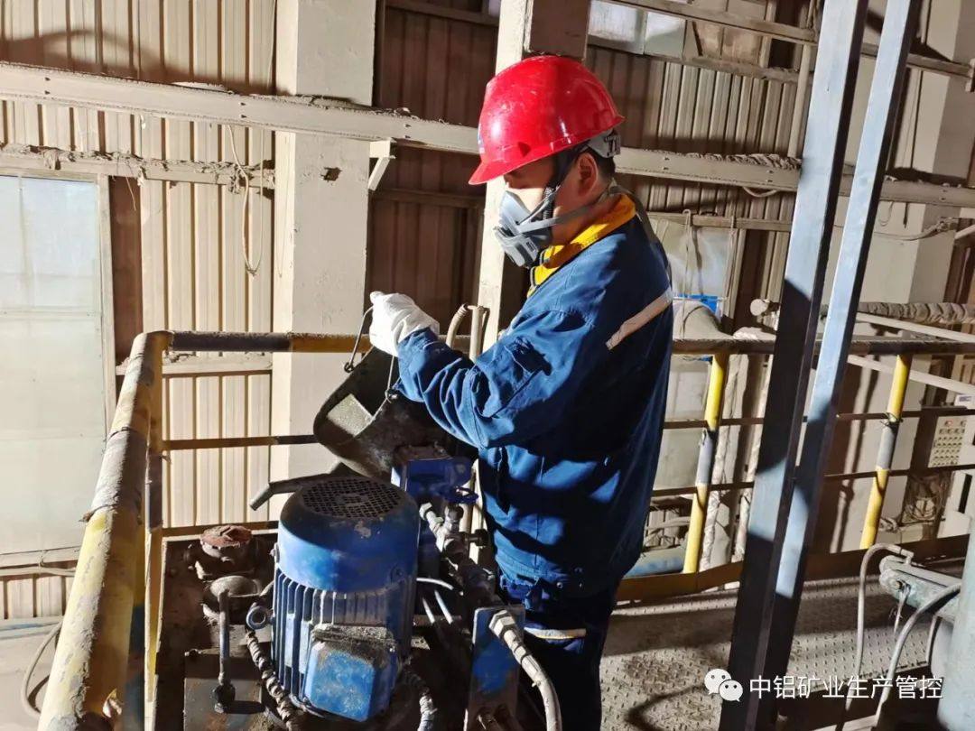中鋁礦業生產管控中心配料工序開展設備換季潤滑油脂更換工作