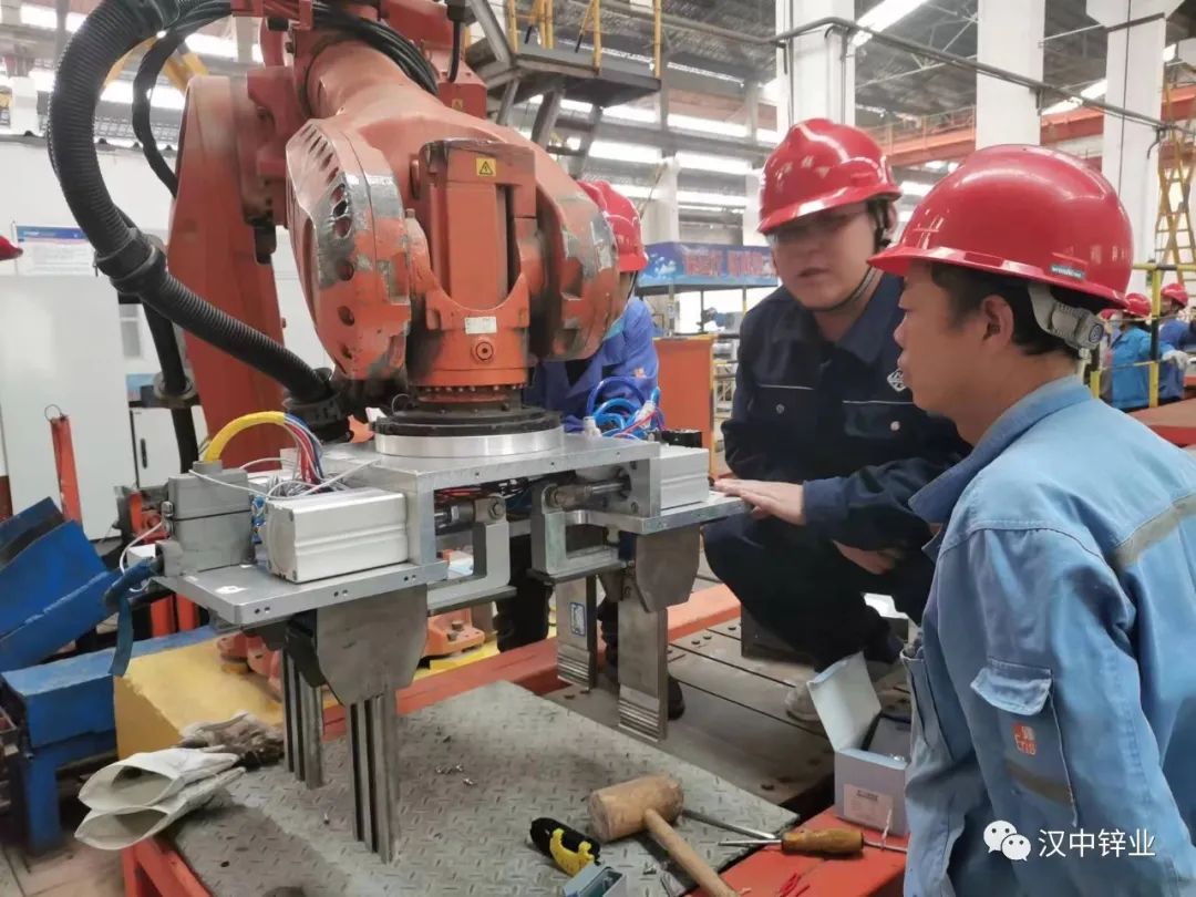 汉中锌业熔铸车间4#炉码锭机器人夹具改造顺利实施