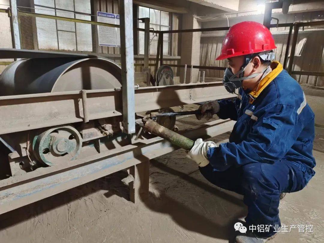 中鋁礦業生產管控中心配料工序開展設備換季潤滑油脂更換工作