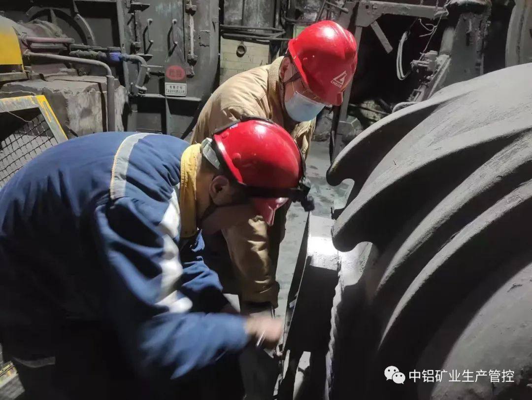 中铝矿业生产管控中心电力运行部职工冒雨完成配料新1号皮带故障电气检修工作