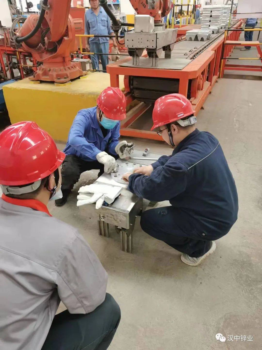 漢中鋅業熔鑄車間4#爐碼錠機器人夾具改造順利實施