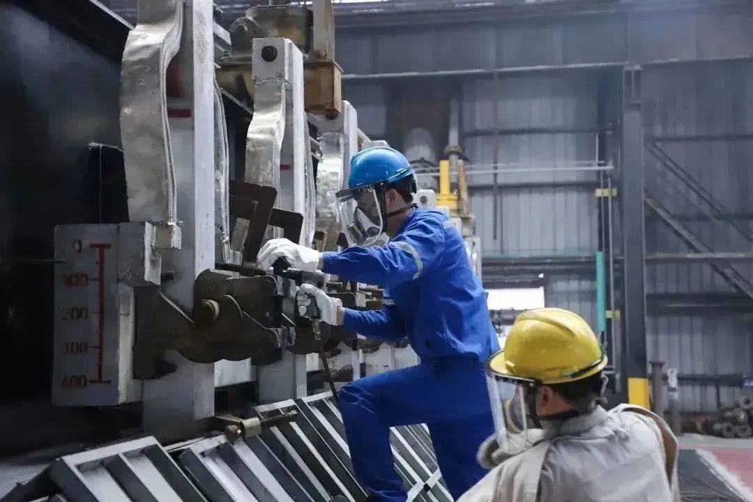 来宾广投银海铝330kA电解槽节能改造项目圆满完成启槽复产工作