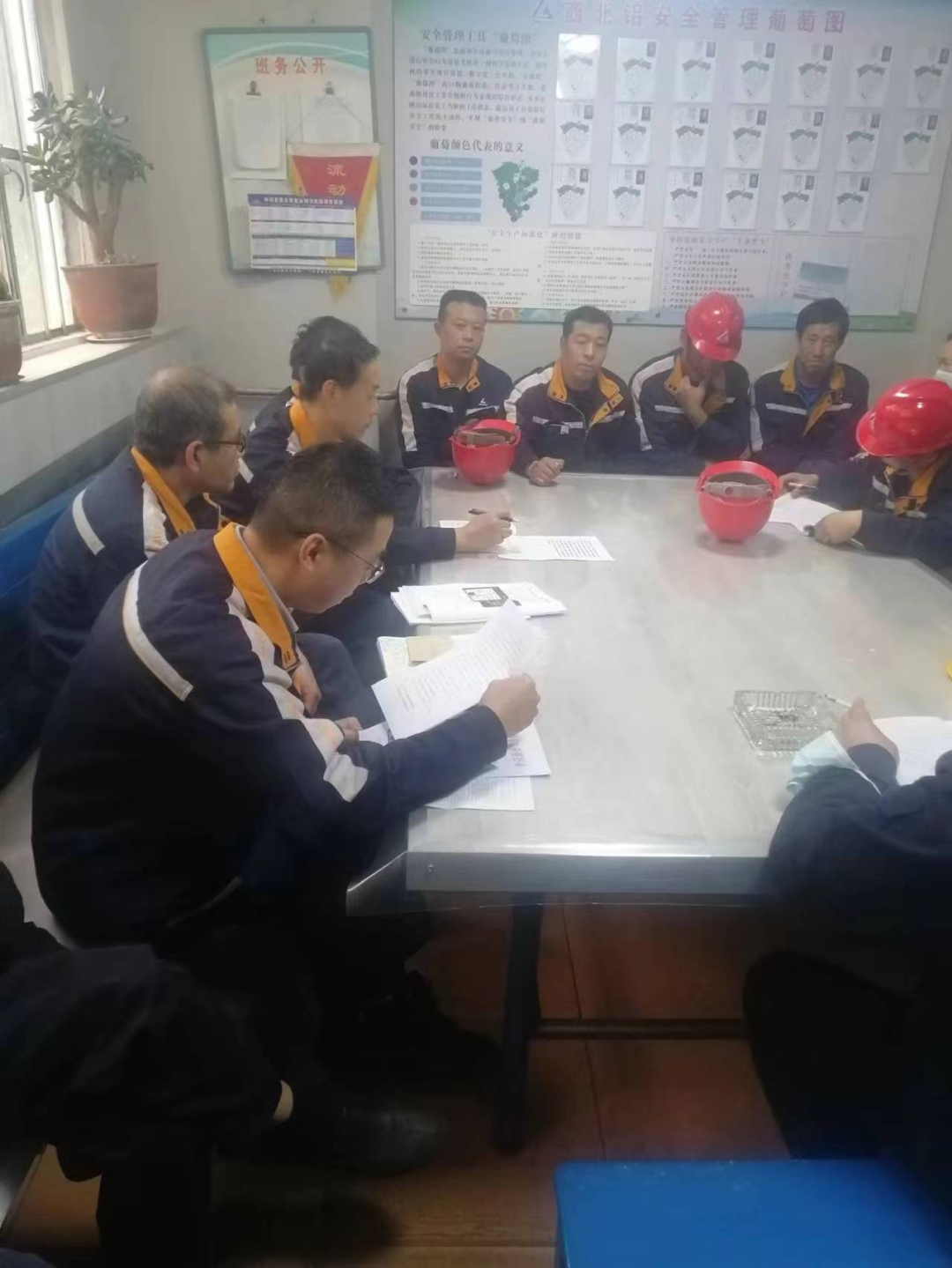 中铝西北铝王文高深入挤压制造部班组参加“零缺陷”理念研讨会