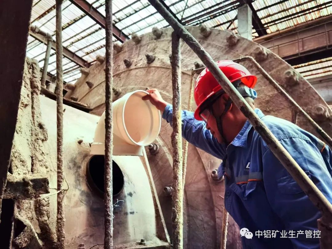 中铝矿业生产管控中心配料工序改造磨机大瓦观察孔盖板，保证设备安全度夏