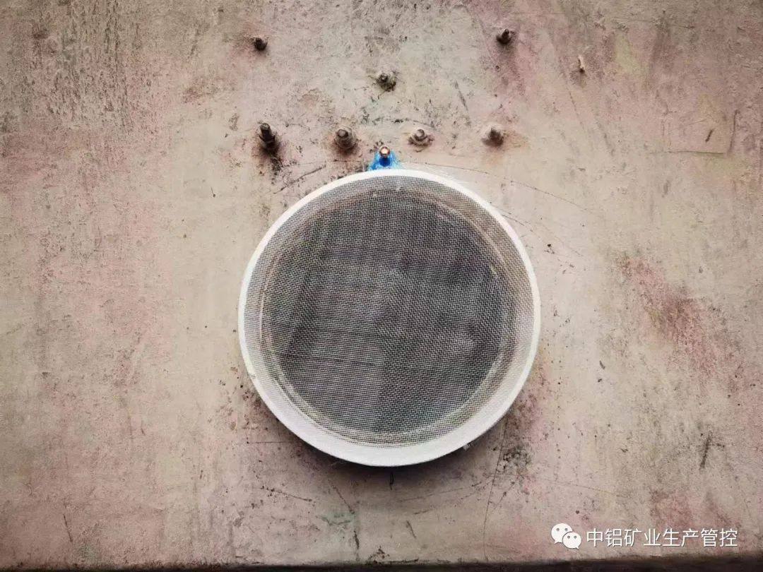 中铝矿业生产管控中心配料工序改造磨机大瓦观察孔盖板，保证设备安全度夏