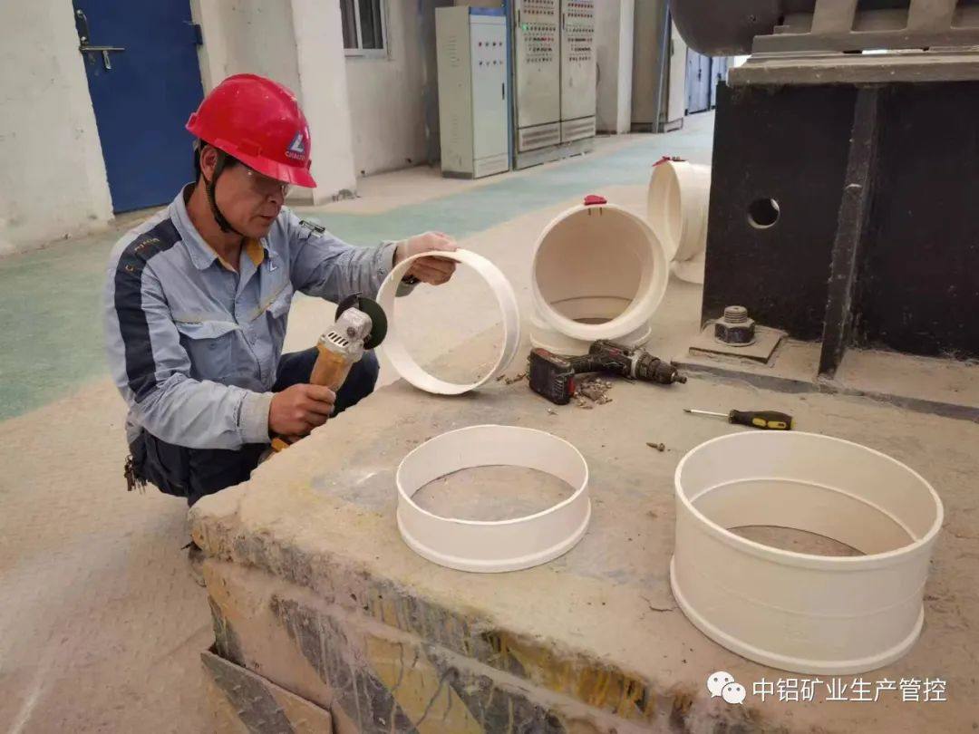 中铝矿业生产管控中心配料工序改造磨机大瓦观察孔盖板，保证设备安全度夏