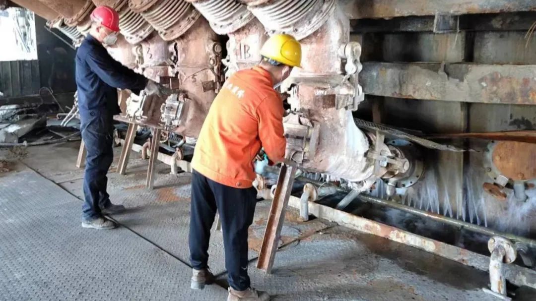 宏跃集团铅锌厂熔炼作业区完成风口水套更换