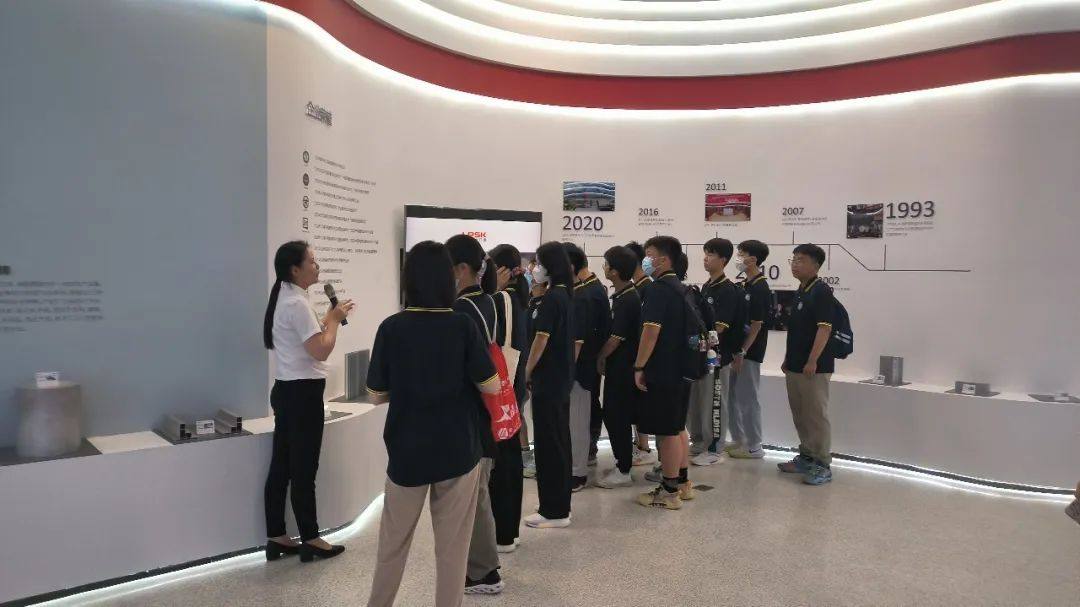 陆慕高中师生一行赴中亿丰罗普斯金研学参观