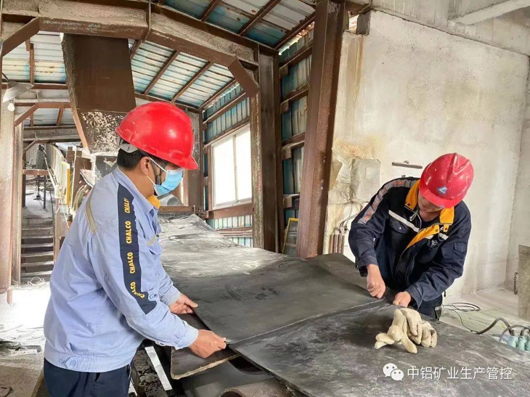 中铝矿业生产管控中心氧化铝自主作业部顺利完成焙烧6号皮带更换工作