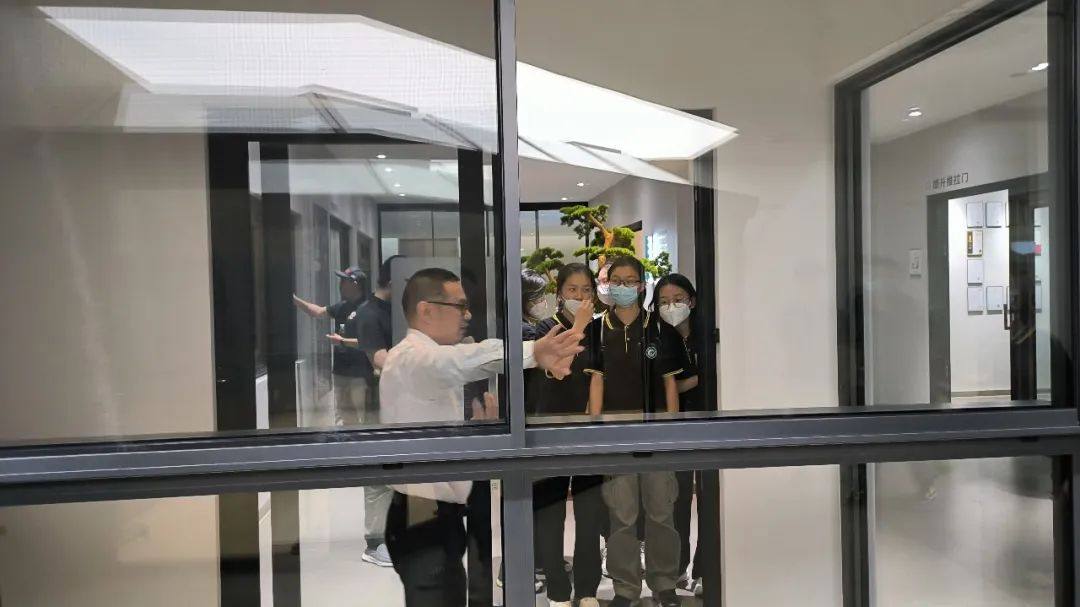 陆慕高中师生一行赴中亿丰罗普斯金研学参观