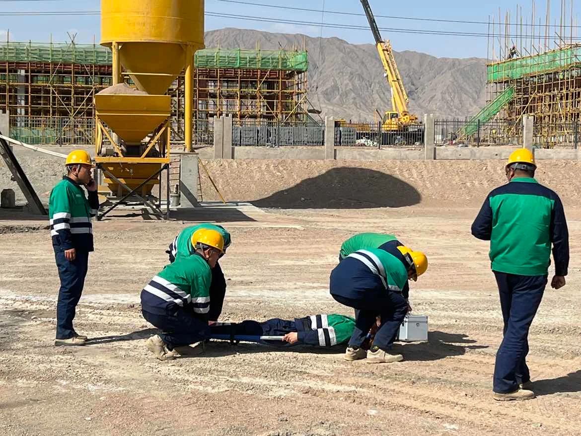 金川铜业铜冶炼工艺技术提升项目组开展高处坠落应急救援演练