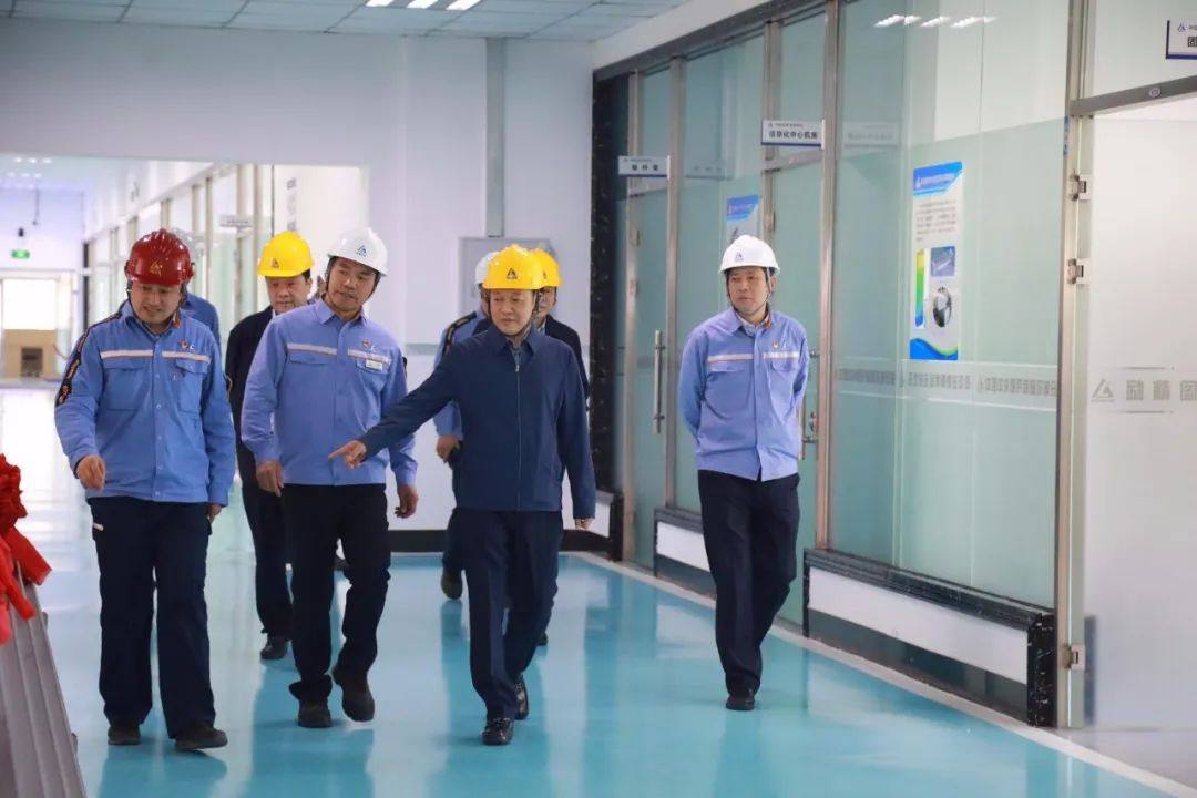 内蒙古霍林河煤业集团董事长谷清海一行到中铝东轻交流访问