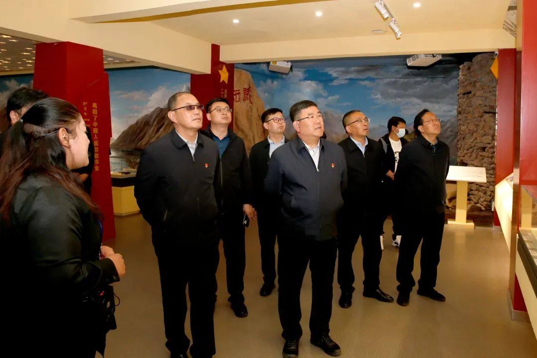 西部矿业集团公司与西藏昌都市委市政府举行座谈
