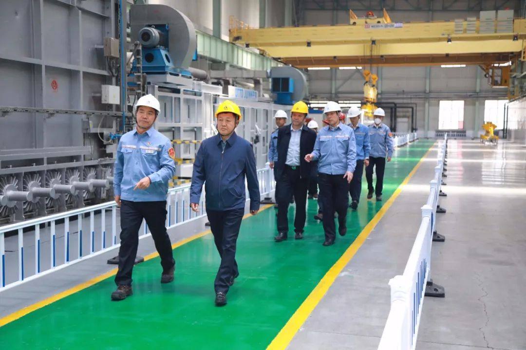 内蒙古霍林河煤业集团董事长谷清海一行到中铝东轻交流访问