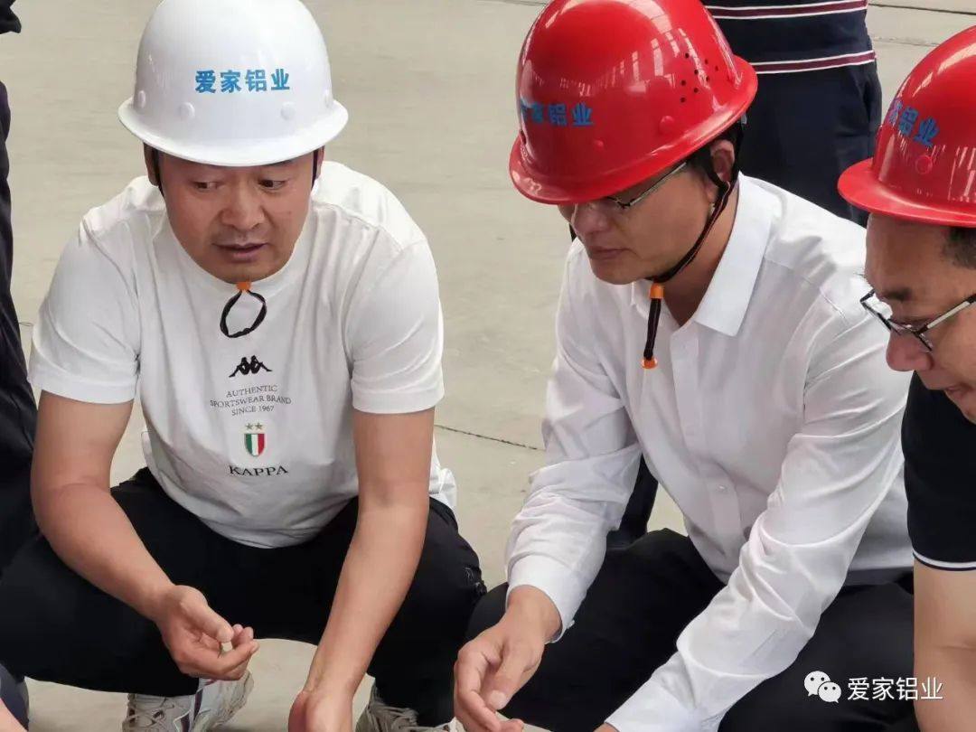 大理白族自治州鹤庆县县长张洪军一行莅临爱家铝业考察调研