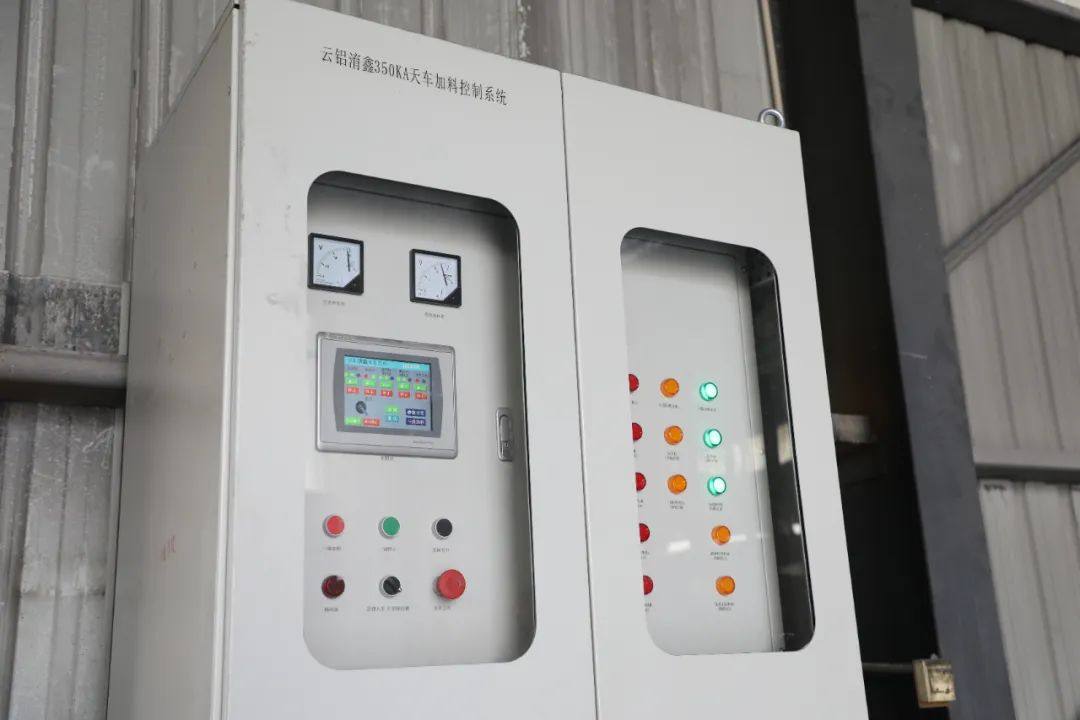 云铝淯鑫350kA系列覆盖料天车加料系统顺利投产
