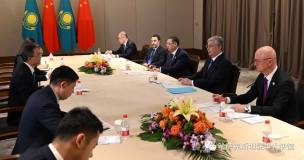 哈薩克斯坦駐華大使館：託卡耶夫總統同中國有色集團總經理、亞投行行長以及華爲董事長舉行會見