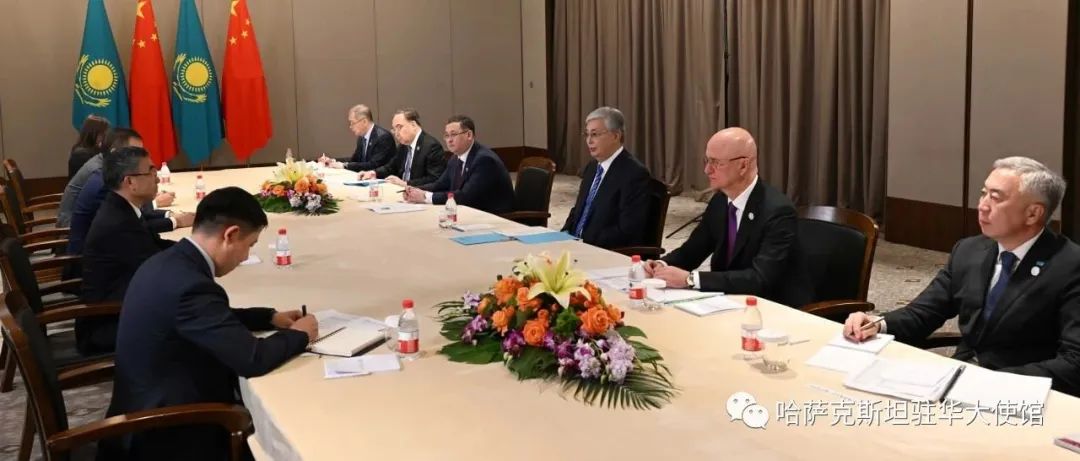 哈薩克斯坦駐華大使館：託卡耶夫總統同中國有色集團總經理、亞投行行長以及華爲董事長舉行會見