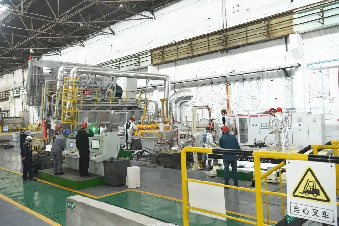 西北铝16吨熔铸生产线投料试生产