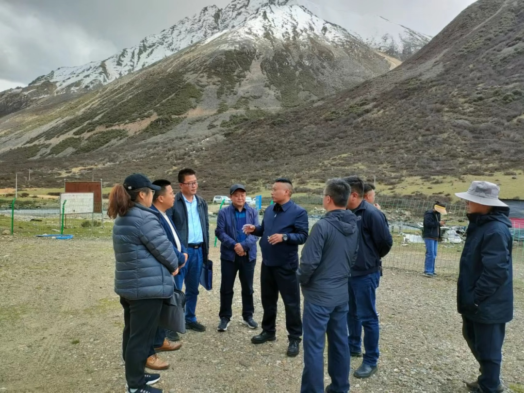 工布江达县县长白多到西藏洪城矿业公司亚桂拉铅锌矿现场调研
