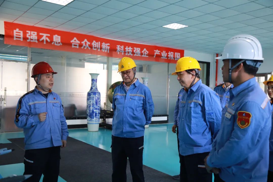 中铝集团外部董事钟俊、聂晓夫一行到中铝东轻调研