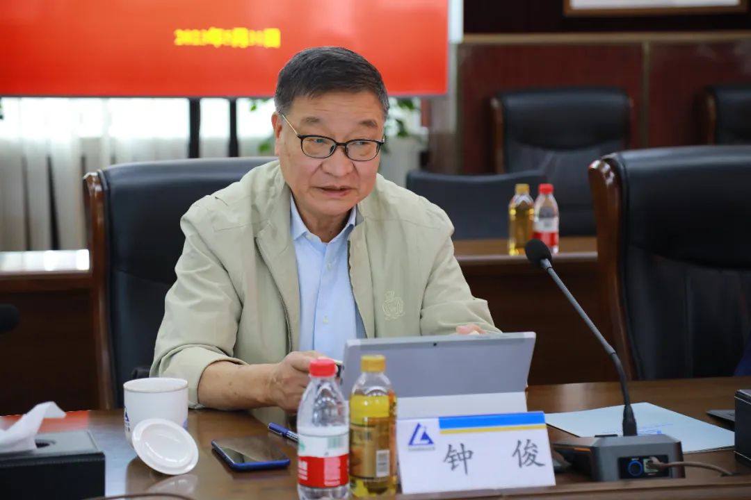 中铝集团外部董事钟俊、聂晓夫一行到中铝东轻调研
