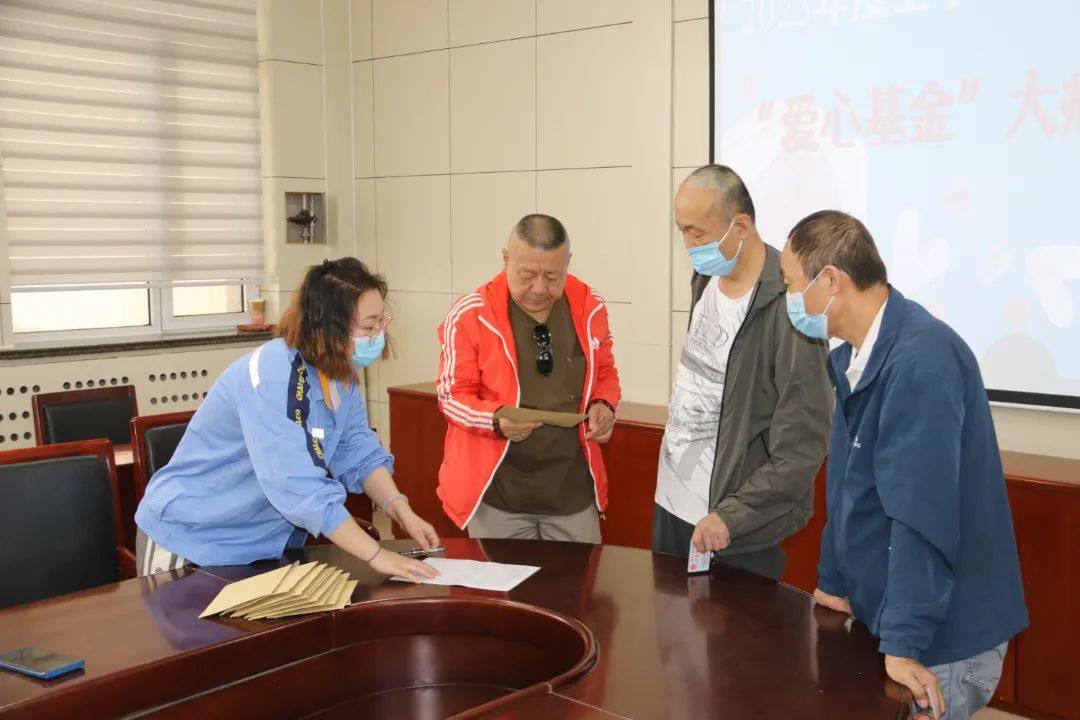包头铝业公司工会发放大病救助爱心基金