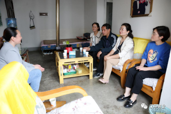 汉中锌业公司工会女职委开展困难女职工走访慰问活动