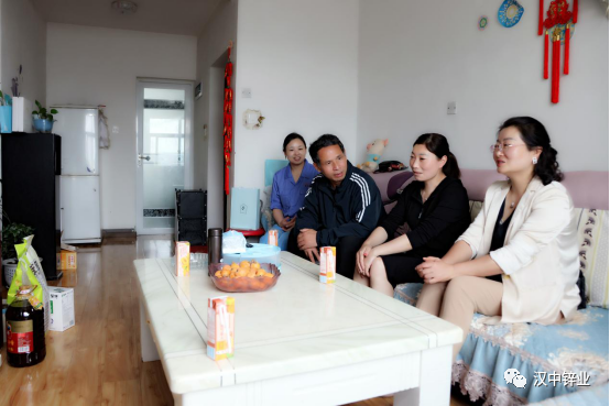 汉中锌业公司工会女职委开展困难女职工走访慰问活动