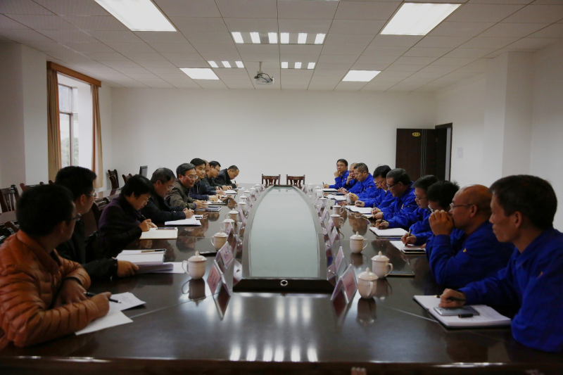 图为县委书记石永超一行到公司调研座谈会现场.bmp