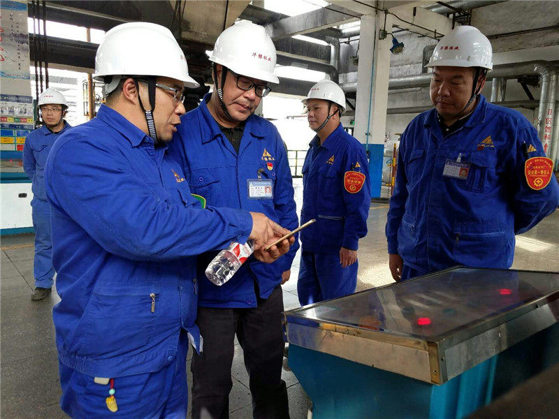 图为公司党委书记、副总经理唐咸历检查热电动力厂.jpg