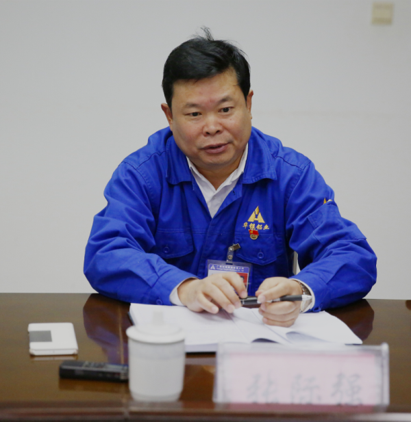 图为公司总经理张际强在座谈会上发言.bmp