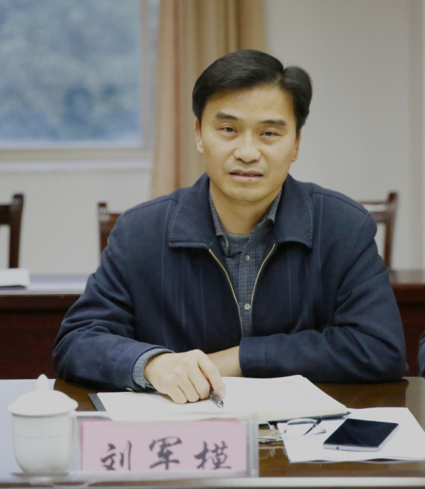 图为常务副县长刘军模在座谈会上发言.bmp