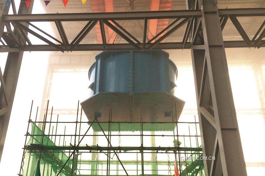 8月1日，隨着選礦2#立磨機下機體被緩緩吊起，米拉多銅礦項目第一臺選礦設備正式開始安裝。