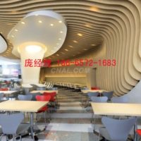 餐館吊頂及牆身木紋波浪弧型<em class='color-orange'>鋁</em><em class='color-orange'>方</em><em class='color-orange'>通</em>