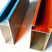 走道仿木紋<em class='color-orange'>鋁</em><em class='color-orange'>方</em><em class='color-orange'>通</em><em class='color-orange'>吊頂</em>