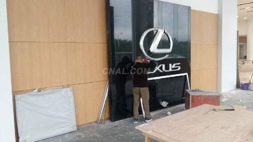 雷克萨斯4S展厅装饰橡木纹墙身板