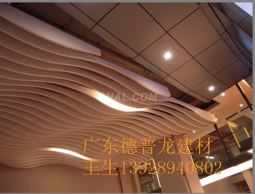 餐厅走廊通道木纹铝方通