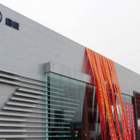 東風啓辰4<em class='color-orange'>S</em>店銀色鍍鋅<em class='color-orange'>鋼板</em>幕牆