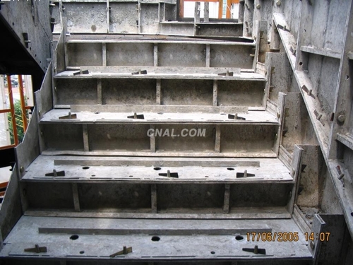 铝模板-楼梯安装