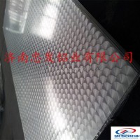 防滑花紋<em class='color-orange'>鋁板</em><em class='color-orange'>山東</em>都選忠發<em class='color-orange'>廠家</em>生產