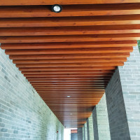 红木纹铝方通 走廊铝格栅吊顶
