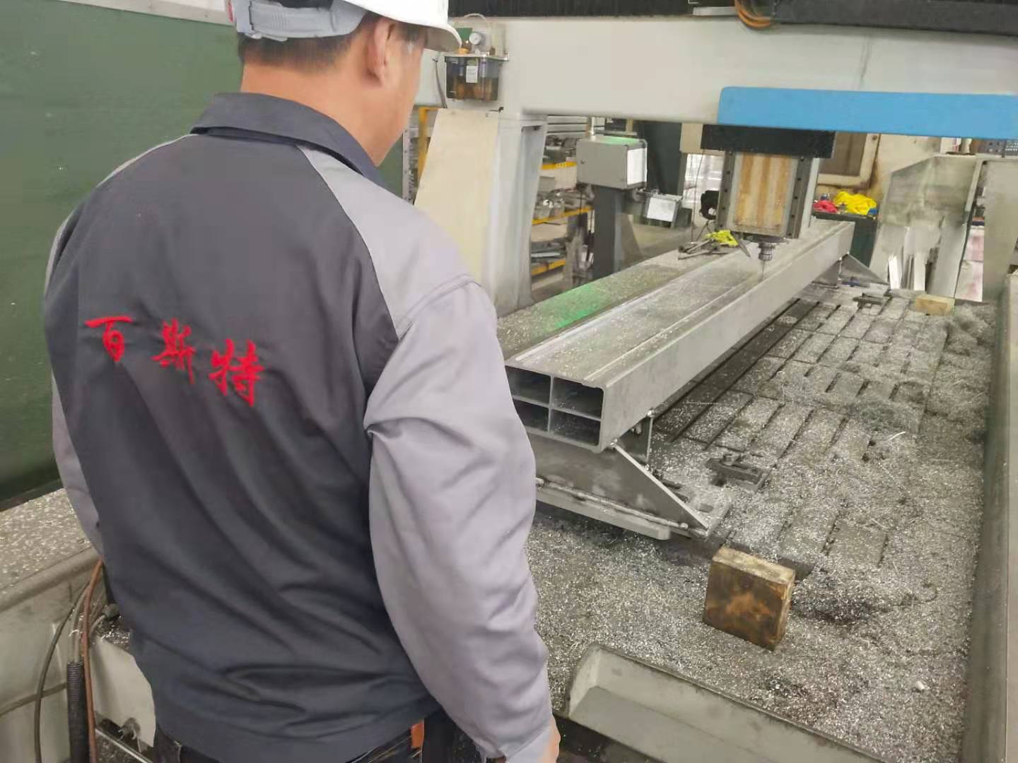 專業生產鋁橫激光切割機鋁合金橫樑