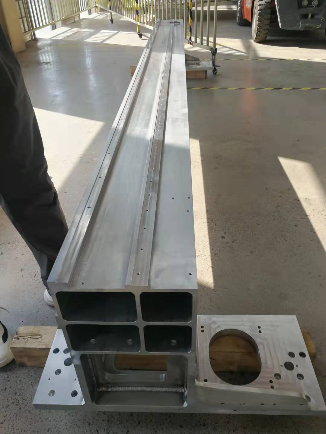 鋁合金橫樑廠家激光切割機鋁橫樑